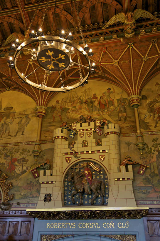 无人,竖图,室内,白天,仰视,旅游,度假,绘画,名胜古迹,标志建筑,地标,建筑,照明,英国,欧洲,朦胧,模糊,遗迹,艺术,装饰,堡垒,城堡,墙,灯光,古迹,文化,文物,娱乐,建设,古建筑,吊灯,壁画,墙壁,墙面,灯,灯具,享受,休闲,旅游胜地,放松,华丽,修饰,照亮,点缀,照明设备,西欧,要塞,大不列颠,威尔士,古文明,大不列颠及北爱尔兰联合王国,首府,衬托,美观,雅致,雅观,大不列颠联合王国,日不落英帝国,威尔士公国,设防,加的夫,加的夫城堡,画画,彩图,低角度拍摄