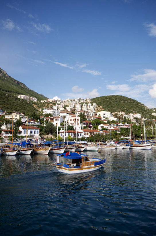 无人,家,码头,竖图,室外,白天,正面,度假,美景,山,山脉,植物,城市风光,城市,港口,轮船,船,土耳其,亚洲,许多,停靠,阴影,波纹,飞溅,朦胧,模糊,溅,光线,液体,影子,房屋,屋子,景观,山峰,水滴,云,云朵,山峦,云彩,娱乐,楼房,住宅,水珠,树,树木,蓝色,绿色,白云,蓝天,水纹,天空,阳光,自然,船尾波,交通工具,波浪,群山,天,享受,休闲,景色,放松,生长,晴朗,成长,喷洒,停泊,载具,西亚,安塔利亚,省会,安塔利亚省,晴空,彩图,房子,摆渡口,埠头,渡口,渡头,港湾,海港,货运码头,口岸,商港,土耳其共和国