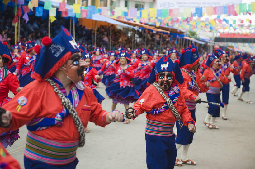 西方人,伙伴,朋友,家,站,横图,俯视,室外,白天,民族服装,度假,跳舞,友谊,合作,团队,美景,城市风光,城市,旗帜,欧洲,玻利维亚,欧洲人,一排,吊挂,悬挂,朦胧,模糊,庆祝,整齐,装饰,面具,头饰,房屋,屋子,景观,许多人,挂,注视,娱乐,旗子,楼房,住宅,排列,观察,看,站着,一群人,享受,休闲,景色,南美,放松,战略,观看,华丽,修饰,庆贺,点缀,察看,南美洲,拉丁美洲,队列,关注,祝贺,美洲,舞姿,亚美利加洲,联合,合谋,衬托,美观,雅致,雅观,南亚美利加洲,旌旗,旗号,玻利维亚多民族国,奥鲁罗,配合,协作,男人,男性,中年男性,白种人,站立,半身,彩图,高角度拍摄,传统服装,民俗服,舞蹈,房子