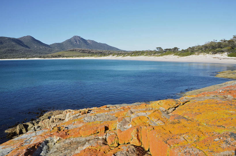 无人,公园,横图,室外,白天,正面,旅游,度假,海浪,海洋,石头,美景,沙滩,山,山脉,植物,澳大利亚,阴影,光线,沙子,石子,影子,海岸,景观,浪花,山顶,山峰,沙地,山峦,娱乐,树,树木,蓝色,绿色,蓝天,天空,阳光,自然,海水,群山,天,享受,休闲,景色,放松,生长,晴朗,成长,国家公园,自然风光,大洋洲,塔斯马尼亚,澳洲,海景,沉积岩,万里无云,南方大陆,澳大利亚联邦,塔斯马尼亚州,颠峰,极峰,水成岩,菲欣纳国家公园,大海,风浪,海,海水的波动,海滩,近岸浪,石块,岩石,涌浪,晴空,晴空万里,彩图