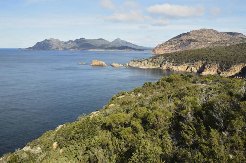 无人,公园,横图,俯视,室外,白天,旅游,度假,海浪,海洋,石头,美景,沙滩,山,山脉,植物,澳大利亚,阴影,光线,沙子,石子,影子,海岸,景观,浪花,山顶,山峰,水平线,云,云朵,辽阔,海平线,沙地,山峦,云彩,娱乐,树,树木,蓝色,绿色,白云,蓝天,天空,阳光,自然,海水,群山,天,享受,休闲,广阔,景色,放松,生长,晴朗,成长,一望无际,国家公园,自然风光,大洋洲,塔斯马尼亚,澳洲,海景,沉积岩,南方大陆,澳大利亚联邦,塔斯马尼亚州,无边无际,一马平川,颠峰,极峰,水成岩,菲欣纳国家公园,大海,风浪,海,海水的波动,海滩,近岸浪,石块,岩石,涌浪,晴空,彩图,高角度拍摄,水天相接,水天一线