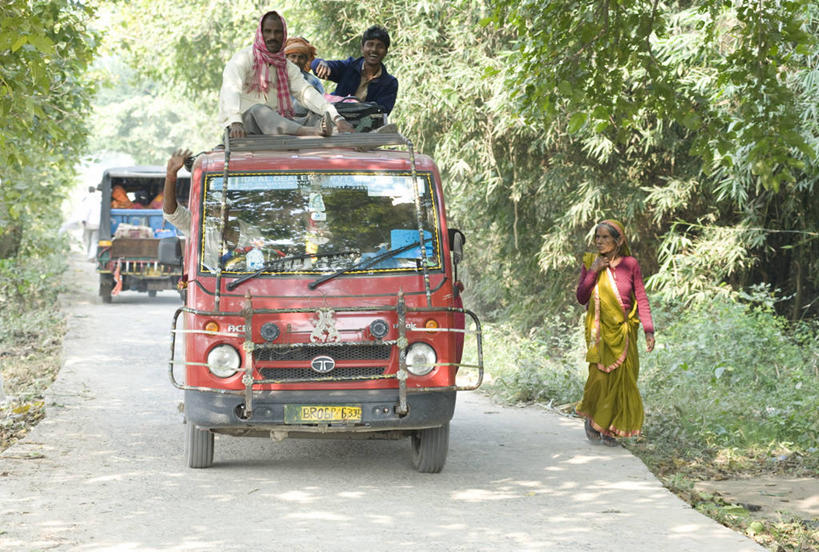东方人,四个人,伙伴,朋友,站,坐,笑,微笑,露齿笑,横图,室外,白天,正面,度假,友谊,草地,草坪,石头,美景,植物,城市风光,城市,道路,卡车,路,汽车,印度,亚洲,一辆,阴影,服装,朦胧,模糊,光线,石子,影子,景观,小路,交通,注视,休闲装,黄种人,娱乐,车,草,树,树木,衣服,绿色,阳光,自然,交通工具,观察,看,站着,享受,休闲,休闲服,景色,放松,服饰,生长,成长,观看,察看,关注,载具,南亚,印度共和国,比哈尔邦,友情,男人,男性,女人,女性,中年男性,中年女性,亚洲人,石块,岩石,站立,坐着,彩图,全身