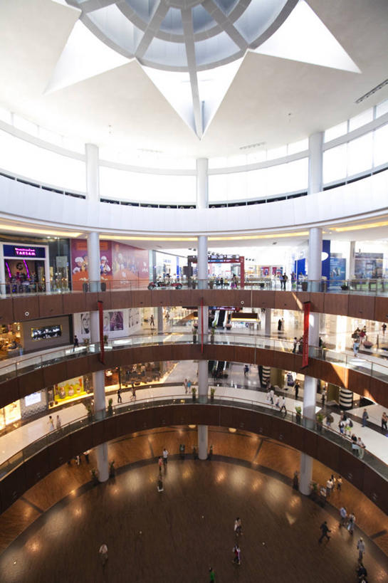 西方人,商店,栏杆,站,走,竖图,俯视,室内,白天,购物,旅游,度假,消费,标志建筑,超市,地标,建筑,照明,欧洲,阿联酋,欧洲人,亚洲,行人,游客,游人,服装,朦胧,模糊,屋顶,围栏,灯光,许多人,顶棚,注视,休闲装,娱乐,建设,护栏,吊灯,路人,旅客,灯,衣服,灯具,观察,看,站着,一群人,享受,休闲,休闲服,旅游胜地,放松,金融,百货,服饰,观看,照亮,察看,照明设备,关注,西亚,选购,贸易,百货公司,阿拉伯联合酋长国,迪拜,血拼,杜拜,过客,迪拜购物中心,男人,男性,女人,女性,中年男性,中年女性,白种人,步行,散步,站立,走路,半身,彩图,高角度拍摄,购物商场,购物中心,商业中心