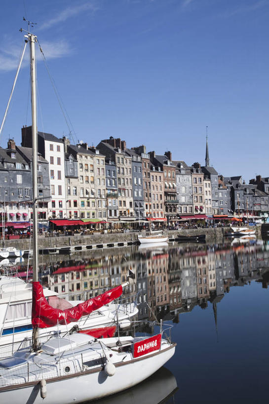 无人,家,商店,码头,竖图,室外,白天,仰视,度假,河流,美景,水,植物,餐桌,桌子,城市风光,城市,港口,轮船,船,椅子,法国,欧洲,一排,停靠,阴影,波纹,朦胧,模糊,整齐,光线,影子,房屋,屋子,河水,景观,水流,云,云朵,公寓,涟漪,云彩,娱乐,商铺,洋房,楼房,住宅,树,树木,排列,蓝色,绿色,白云,倒影,蓝天,水纹,天空,阳光,自然,交通工具,波浪,天,享受,休闲,景色,放松,生长,晴朗,成长,餐台,遮阳棚,倒映,队列,停泊,载具,法兰西共和国,水晕,法兰西第五共和国,市肆,商号,摆列,反照,下诺曼底,下诺曼底大区,卡尔瓦多斯省,翁夫勒,晴空,彩图,低角度拍摄,房子,摆渡口,埠头,店铺,渡口,渡头,港湾,海港,货运码头,口岸,商港,布列,分列