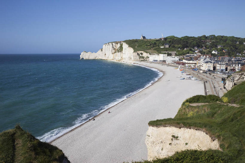 无人,家,横图,俯视,室外,白天,旅游,度假,草地,草坪,海浪,海洋,石头,美景,沙滩,山,山脉,植物,法国,欧洲,阴影,朦胧,模糊,光线,沙子,石子,影子,房屋,屋子,海岸,景观,浪花,山峰,水平线,辽阔,海平线,沙地,山峦,娱乐,楼房,住宅,草,排列,蓝色,绿色,蓝天,天空,阳光,自然,海水,群山,天,享受,休闲,广阔,景色,放松,晴朗,一望无际,自然风光,海景,万里无云,法兰西共和国,法兰西第五共和国,摆列,无边无际,一马平川,诺曼底,埃特尔塔海岸,大海,风浪,海,海水的波动,海滩,近岸浪,石块,岩石,涌浪,晴空,晴空万里,彩图,高角度拍摄,房子,布列,分列,水天相接,水天一线