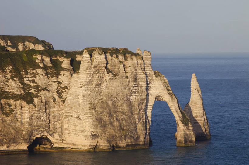 无人,横图,俯视,室外,白天,旅游,度假,草地,草坪,海浪,海洋,石头,美景,山,山脉,植物,法国,欧洲,阴影,朦胧,模糊,光线,石子,影子,景观,浪花,山峰,水平线,拱门,辽阔,海平线,山峦,娱乐,草,蓝色,绿色,蓝天,天空,阳光,自然,海水,群山,天,享受,休闲,广阔,景色,放松,晴朗,一望无际,自然风光,海景,万里无云,法兰西共和国,法兰西第五共和国,无边无际,一马平川,诺曼底,埃特尔塔海岸,大海,风浪,海,海水的波动,近岸浪,石块,岩石,涌浪,晴空,晴空万里,彩图,高角度拍摄,水天相接,水天一线