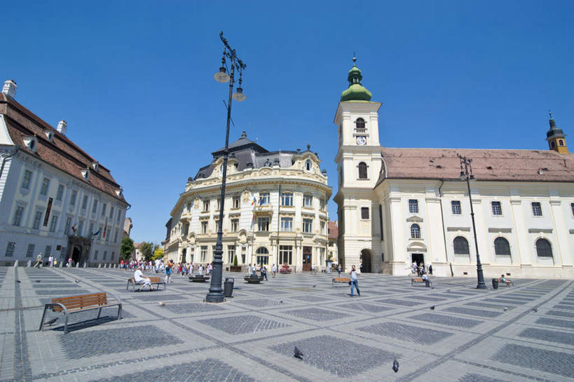 无人,家,横图,室外,白天,仰视,旅游,度假,标志建筑,地标,建筑,路灯,照明,欧洲,罗马尼亚,阴影,时间,光线,时钟,影子,房屋,屋子,公寓,灯光,计时,娱乐,建设,洋房,楼房,住宅,灯,蓝色,蓝天,天空,阳光,钟表,天,享受,休闲,表,旅游胜地,放松,晴朗,照亮,照明设备,东欧,万里无云,塔钟,特兰西瓦尼亚,锡比乌,锡比乌县,钟,晴空,晴空万里,彩图,低角度拍摄,房子