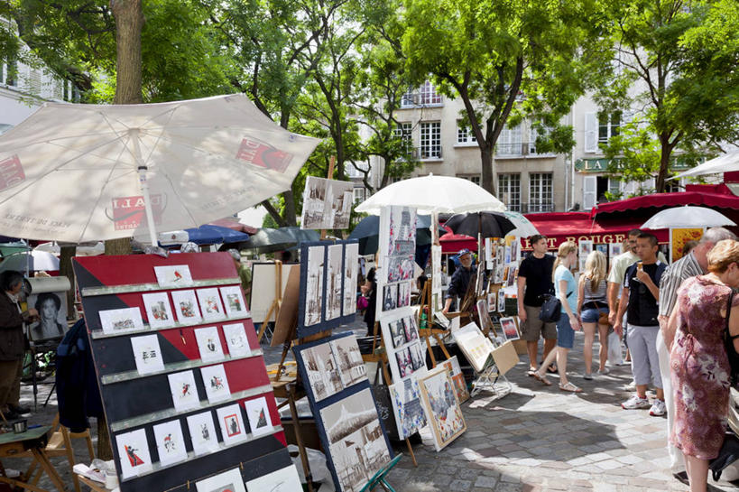 西方人,广场,站,走,横图,室外,白天,正面,度假,美景,植物,城市风光,城市,法国,巴黎,欧洲,欧洲人,行人,游客,游人,阴影,服装,朦胧,模糊,艺术,光线,伞,影子,雨伞,遮阳伞,景观,艺术品,许多人,注视,休闲装,娱乐,阳伞,货摊,路人,旅客,树,树木,衣服,绿色,阳光,自然,工艺品,观察,看,站着,一群人,享受,休闲,休闲服,景色,放松,服饰,生长,成长,观看,工艺,美术,察看,关注,法兰西共和国,蒙马特,法兰西第五共和国,蒙马特区,过客,小丘广场,男人,男性,女人,女性,中年男性,中年女性,白种人,步行,散步,站立,走路,半身,彩图