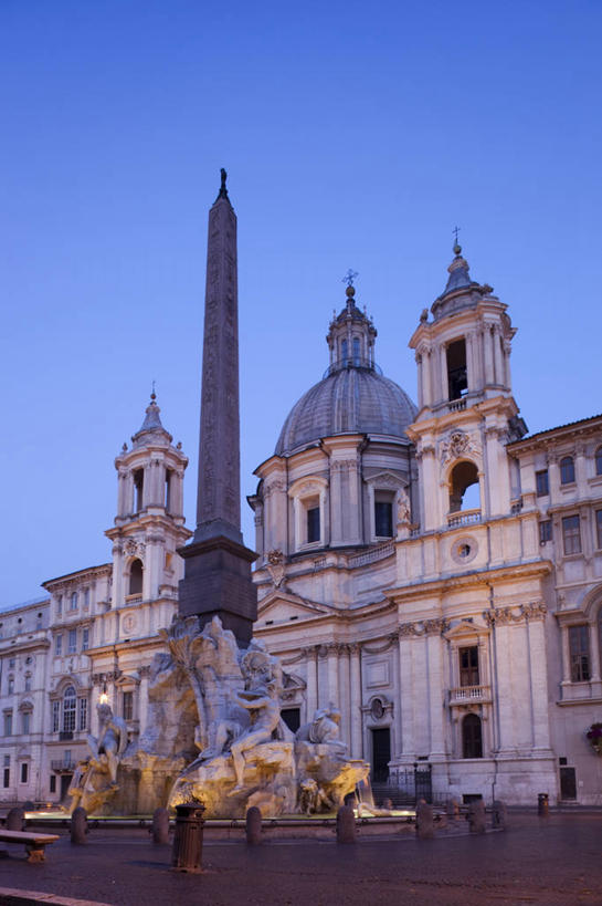 无人,家,竖图,室外,白天,仰视,旅游,度假,日落,标志建筑,地标,建筑,路灯,喷泉,照明,雕塑,意大利,欧洲,罗马,阴影,艺术,装饰,高大,光线,雕刻,雕像,影子,房屋,屋子,景观,晚霞,霞光,落日,塔,灯光,首都,宏伟,文化,娱乐,建设,楼房,住宅,灯,黄昏,工艺品,品味,享受,休闲,旅游胜地,彩霞,放松,纪念,照亮,美术,照明设备,南欧,主题,水景,陈列,意大利共和国,纳沃纳广场,功能,美学,美观,四河喷泉,夕照,高峻,嵬峨,设计,夕阳,彩图,低角度拍摄,房子,斜阳