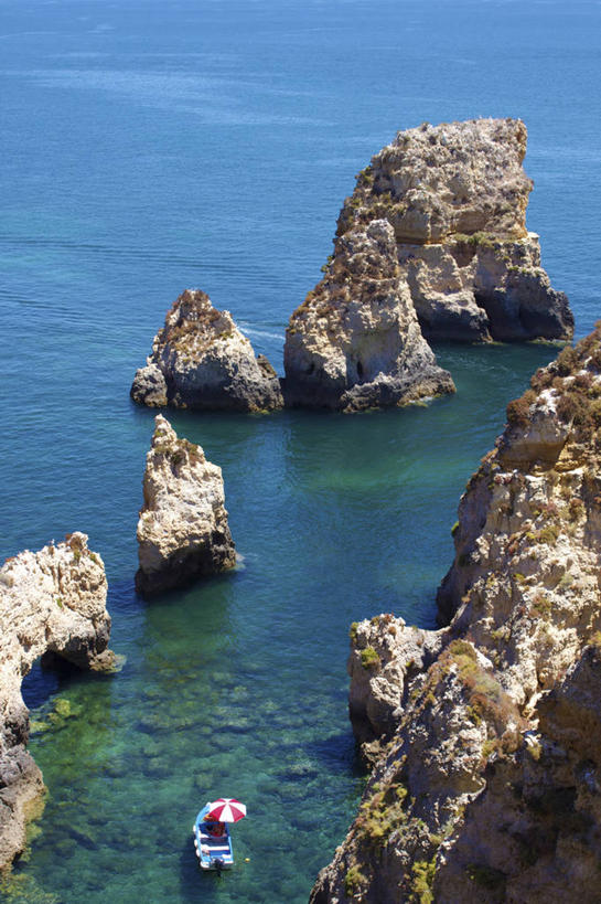 无人,竖图,俯视,室外,白天,旅游,度假,海浪,海洋,礁石,石头,美景,船,葡萄牙,欧洲,一艘,阴影,光线,石子,影子,景观,浪花,木船,娱乐,阳光,自然,海水,交通工具,享受,休闲,景色,放松,舟,南欧,自然风光,载具,海景,葡萄牙共和国,阿尔加维,波尔蒂芒,大海,风浪,海,海水的波动,礁,近岸浪,石块,岩石,涌浪,彩图,高角度拍摄