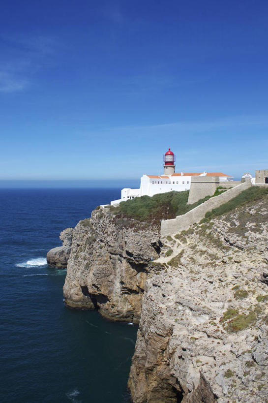 无人,竖图,室外,白天,正面,旅游,度假,海浪,海洋,石头,美景,山,山脉,道路,葡萄牙,欧洲,一座,阴影,光线,信息,石子,影子,景观,浪花,山峰,水平线,云,云朵,辽阔,灯塔,交通,海平线,山峦,云彩,方向,娱乐,蓝色,白云,蓝天,天空,阳光,自然,海水,群山,天,享受,休闲,广阔,景色,放松,晴朗,引导,指引,一望无际,南欧,自然风光,海景,航标,葡萄牙共和国,无边无际,一马平川,阿尔加维,波尔蒂芒,大海,风浪,海,海水的波动,近岸浪,石块,岩石,涌浪,晴空,彩图,水天相接,水天一线,导航