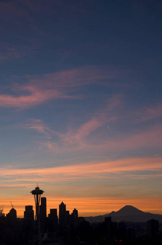 无人,家,竖图,室外,白天,正面,旅游,度假,火山,美景,日落,山,山脉,建筑,华盛顿,美国,阴影,光线,影子,房屋,屋子,景观,山峰,晚霞,霞光,落日,公寓,山峦,背光,娱乐,建设,洋房,楼房,住宅,阳光,自然,黄昏,群山,享受,休闲,景色,彩霞,放松,北美,北美洲,自然风光,美洲,逆光,华盛顿州,西雅图,雷尼尔山,雷尼尔山国家公园,瑞尼尔山国家公园,常绿之州,常青州,北亚美利加洲,亚美利加洲,绿宝石城,翡翠之城,雨城,常绿之城,阿拉斯加门户,女王之城,喷气机之城,常青城,夕照,瑞尼尔山,活火山,夕阳,彩图,房子,斜阳