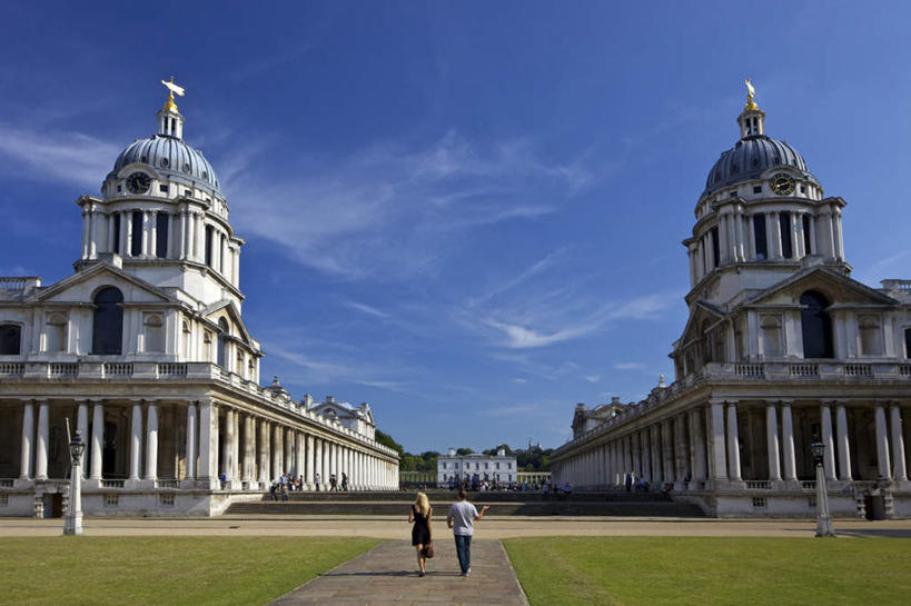 西方人,两个人,走,横图,室外,白天,仰视,爱情,旅游,度假,草地,草坪,名胜古迹,植物,标志建筑,道路,地标,建筑,路,英国,欧洲,伦敦,欧洲人,行人,游客,游人,阴影,服装,遗迹,光线,影子,堡垒,城堡,云,云朵,小路,交通,首都,浪漫,云彩,注视,休闲装,古迹,文物,娱乐,建设,古建筑,路人,旅客,草,衣服,蓝色,绿色,白云,蓝天,天空,阳光,天,观察,看,享受,休闲,温暖,温馨,休闲服,旅游胜地,恩爱,放松,恋人,服饰,晴朗,观看,和睦,察看,西欧,要塞,关注,大不列颠,古文明,格林威治,大不列颠及北爱尔兰联合王国,大不列颠联合王国,日不落英帝国,雾都,过客,设防,英国皇家海军学院,格林尼治,格林威治皇家海军学院,男人,男性,年轻男性,年轻女性,女人,女性,白种人,情侣,晴空,步行,散步,走路,彩图,低角度拍摄,全身,伴侣,融洽