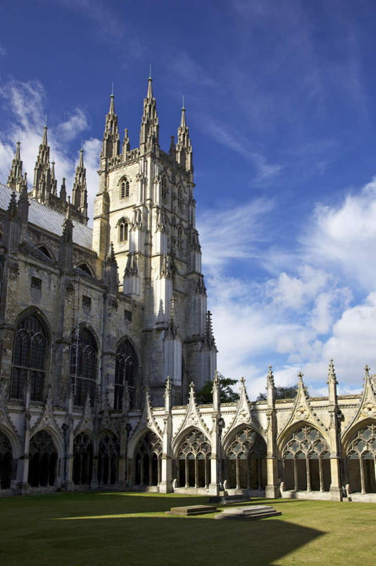 无人,教堂,竖图,室外,白天,仰视,旅游,度假,草地,草坪,名胜古迹,植物,标志建筑,地标,建筑,英国,欧洲,阴影,节日,遗迹,光线,影子,云,云朵,拱门,云彩,古迹,文化,文物,娱乐,建设,古建筑,草,蓝色,绿色,白云,蓝天,天空,阳光,天,祈祷,享受,休闲,健康,旅游胜地,放松,许愿,宗教,信仰,晴朗,纪念,祈求,西欧,大不列颠,信念,古文明,哥特式建筑,大不列颠及北爱尔兰联合王国,肯特郡,大不列颠联合王国,日不落英帝国,坎特伯雷,坎特伯雷大教堂,坎特伯雷市,坎特伯雷座堂,平安,晴空,彩图,低角度拍摄,大教堂,礼拜堂