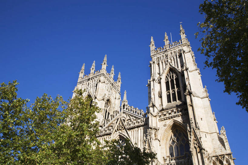 无人,教堂,横图,室外,白天,仰视,旅游,度假,美景,森林,树林,植物,英国,欧洲,节日,景观,文化,娱乐,树,树木,蓝色,绿色,蓝天,天空,自然,天,祈祷,享受,休闲,健康,景色,放松,许愿,宗教,信仰,生长,晴朗,成长,纪念,祈求,西欧,自然风光,大不列颠,信念,大不列颠及北爱尔兰联合王国,万里无云,大不列颠联合王国,日不落英帝国,约克大教堂,约克郡,平安,晴空,晴空万里,彩图,低角度拍摄,大教堂,礼拜堂