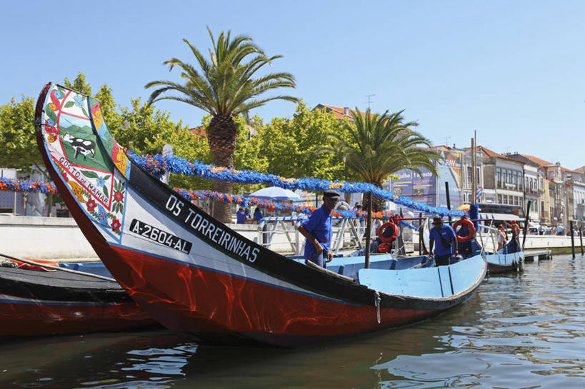 西方人,一个人,家,码头,站,横图,室外,白天,正面,度假,河流,美景,水,植物,城市风光,城市,港口,船,棕榈树,叶子,葡萄牙,欧洲,欧洲人,仅一个男性,仅一个人,阴影,服装,光线,影子,房屋,屋子,河水,景观,水流,木船,绿叶,注视,休闲装,娱乐,楼房,科英布拉,住宅,树,树木,仅一个年轻男性,衣服,蓝色,绿色,蓝天,天空,阳光,自然,交通工具,天,观察,看,站着,享受,休闲,休闲服,嫩叶,景色,放松,服饰,生长,晴朗,成长,观看,察看,舟,关注,南欧,载具,棕榈叶,万里无云,葡萄牙共和国,男人,男性,年轻男性,白种人,叶,叶片,晴空,晴空万里,站立,彩图,全身,房子,摆渡口,埠头,渡口,渡头,港湾,海港,货运码头,口岸,商港