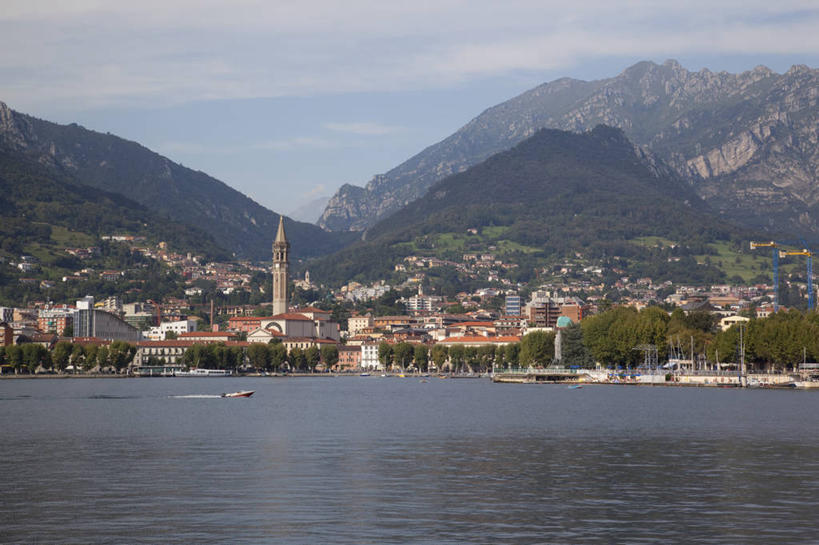 无人,家,横图,俯视,室外,白天,度假,草地,草坪,湖,湖泊,石头,美景,山,山脉,水,植物,城市风光,城市,意大利,欧洲,阴影,波纹,光线,石子,影子,房屋,屋子,湖面,景观,山峰,水流,水面,云,云朵,涟漪,山峦,云彩,娱乐,楼房,住宅,草,树,树木,蓝色,绿色,白云,倒影,蓝天,水纹,天空,阳光,自然,波浪,湖水,群山,天,享受,休闲,景色,放松,生长,晴朗,成长,倒映,南欧,伦巴第大区,意大利共和国,伦巴第,水晕,反照,科莫省,石块,岩石,晴空,彩图,高角度拍摄,房子