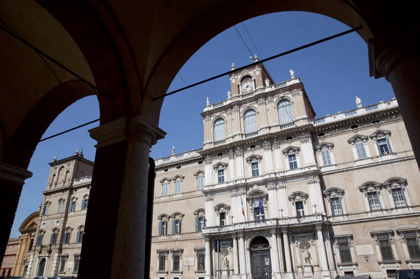 无人,家,宫殿,横图,室外,白天,仰视,度假,美景,别墅,窗户,城市风光,城市,意大利,欧洲,一排,阴影,整齐,并列,并排,电力,光线,电线,线,影子,房屋,墙,屋子,景观,公寓,拱门,电能,线路,娱乐,洋房,楼房,玻璃窗,墙壁,墙面,住宅,排列,蓝色,蓝天,天空,阳光,天,享受,休闲,景色,放松,晴朗,电,电源,电源线,队列,南欧,能量,豪宅,平行,万里无云,意大利共和国,首府,摩德纳,摩德纳省,晴空,晴空万里,彩图,低角度拍摄,房子