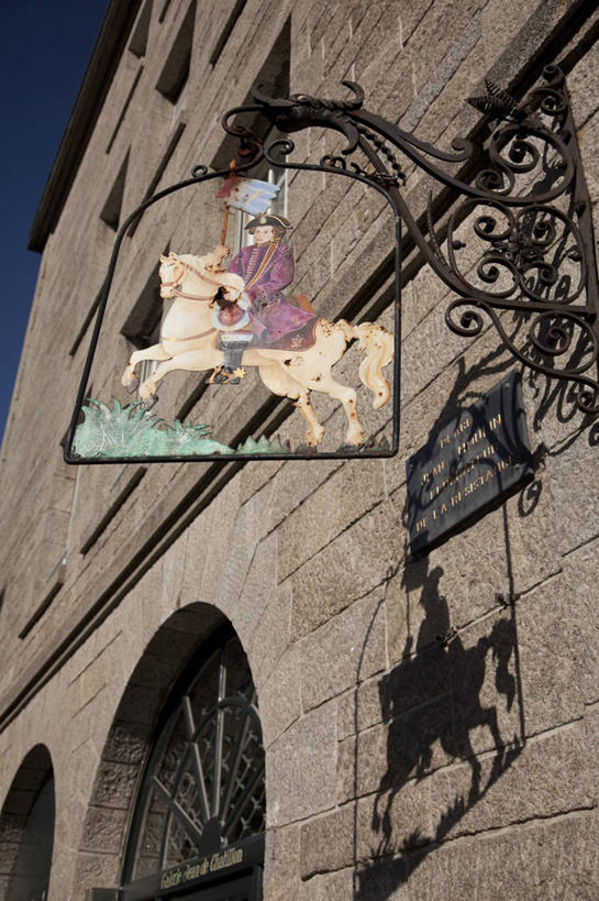 无人,商店,竖图,室外,特写,白天,仰视,度假,美景,城市风光,城市,指示牌,法国,欧洲,阴影,光线,标志,文字,影子,景观,娱乐,标识,商铺,蓝色,蓝天,天空,阳光,天,享受,休闲,景色,放松,晴朗,布列塔尼,圣马洛,万里无云,法兰西共和国,法兰西第五共和国,市肆,商号,布列塔尼半岛,晴空,晴空万里,彩图,低角度拍摄,店铺