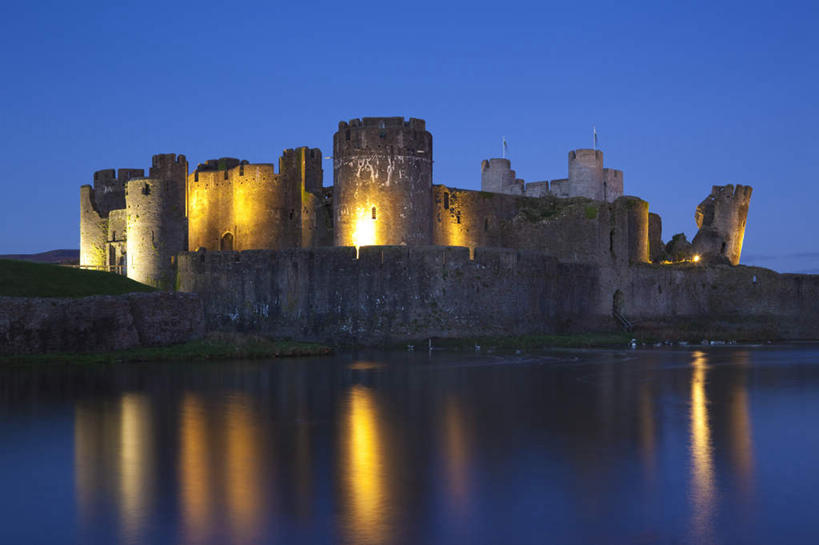 无人,横图,室外,夜晚,正面,旅游,度假,河流,石头,名胜古迹,水,标志建筑,地标,建筑,英国,欧洲,阴影,遗迹,光线,石子,影子,堡垒,城堡,墙,河水,水流,灯光,古迹,文物,娱乐,建设,古建筑,墙壁,墙面,倒影,享受,休闲,旅游胜地,放松,倒映,西欧,要塞,大不列颠,威尔士,古文明,大不列颠及北爱尔兰联合王国,大不列颠联合王国,日不落英帝国,卡菲利城堡,威尔士公国,反照,设防,石块,岩石,彩图