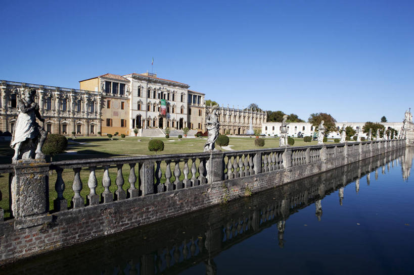 无人,家,栏杆,横图,室外,白天,正面,旅游,度假,草地,草坪,河流,水,植物,标志建筑,地标,建筑,意大利,欧洲,阴影,光线,影子,房屋,屋子,河水,水流,建筑群,围栏,娱乐,建设,护栏,楼房,住宅,草,树,树木,蓝色,绿色,倒影,蓝天,天空,阳光,自然,天,享受,休闲,旅游胜地,放松,生长,晴朗,成长,倒映,南欧,万里无云,意大利共和国,威内托,威内托大区,反照,维琴察,维琴察省,晴空,晴空万里,彩图,房子