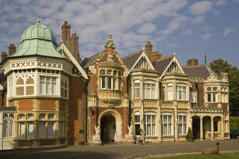 无人,家,横图,室外,白天,正面,旅游,度假,标志建筑,地标,建筑,英国,欧洲,伦敦,阴影,光线,影子,房屋,屋子,云,云朵,地面,首都,云彩,娱乐,建设,楼房,白金汉宫,住宅,蓝色,白云,蓝天,天空,阳光,天,享受,休闲,旅游胜地,放松,晴朗,西欧,大不列颠,大不列颠及北爱尔兰联合王国,大不列颠联合王国,日不落英帝国,雾都,办公厅,藏金库,美术陈列馆,白金汉屋,帝国纪念堂,晴空,彩图,房子