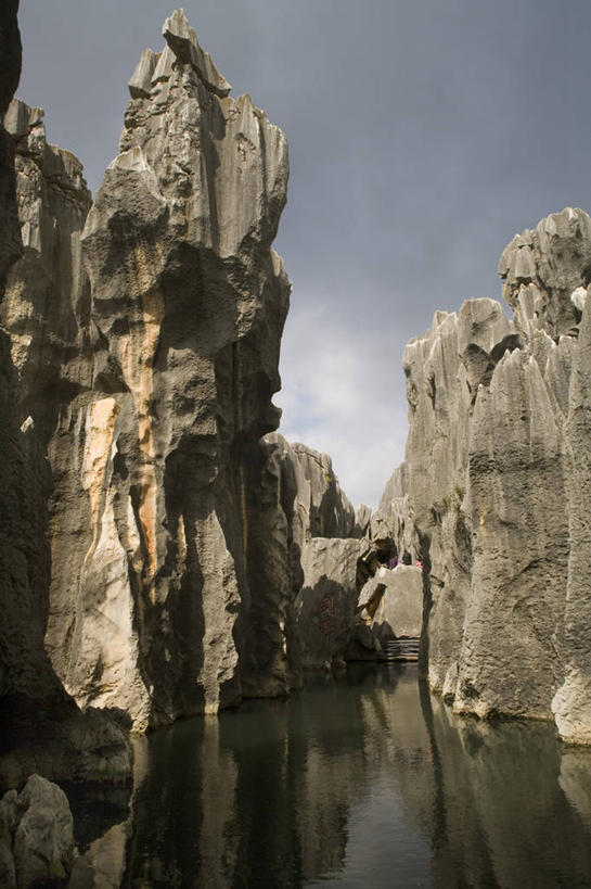 无人,竖图,室外,白天,仰视,旅游,度假,河流,山,山脉,石林,水,标志建筑,地标,建筑,昆明,中国,亚洲,阴影,光线,影子,河水,山峰,水流,悬崖,山峦,娱乐,建设,云南,蓝色,倒影,蓝天,天空,阳光,群山,天,享受,休闲,石壁,旅游胜地,放松,峭壁,晴朗,倒映,昆明市,东亚,云南省,万里无云,中华人民共和国,省会,西南地区,滇,反照,石林县,石林彝族自治县,晴空,晴空万里,彩图,低角度拍摄