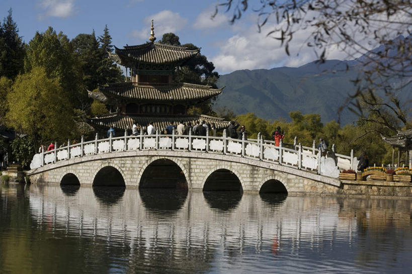 无人,寺庙,横图,室外,白天,正面,旅游,度假,河流,石头,美景,山,树林,水,雪,雪山,植物,大雪,丽江,中国,亚洲,阴影,波纹,光线,石子,影子,冰,河水,积雪,景观,山峰,水流,雪景,冬季,冬天,塔,桥,涟漪,山峦,娱乐,石桥,宝塔,云南,拱桥,栈桥,树,树木,玉龙雪山,绿色,倒影,水纹,阳光,自然,庙宇,波浪,享受,休闲,景色,放松,寒冷,拱形,生长,成长,人行桥,石拱桥,冰冷,倒映,自然风光,东亚,云南省,中华人民共和国,水晕,西南地区,严寒,冰凉,酷寒,凛冽,凛凛,极冷,滇,丽江市,浮图,浮屠,反照,波石欧鲁,黑白雪山,玉龙纳西族自治县,玉龙山,石块,彩图,庙,寺