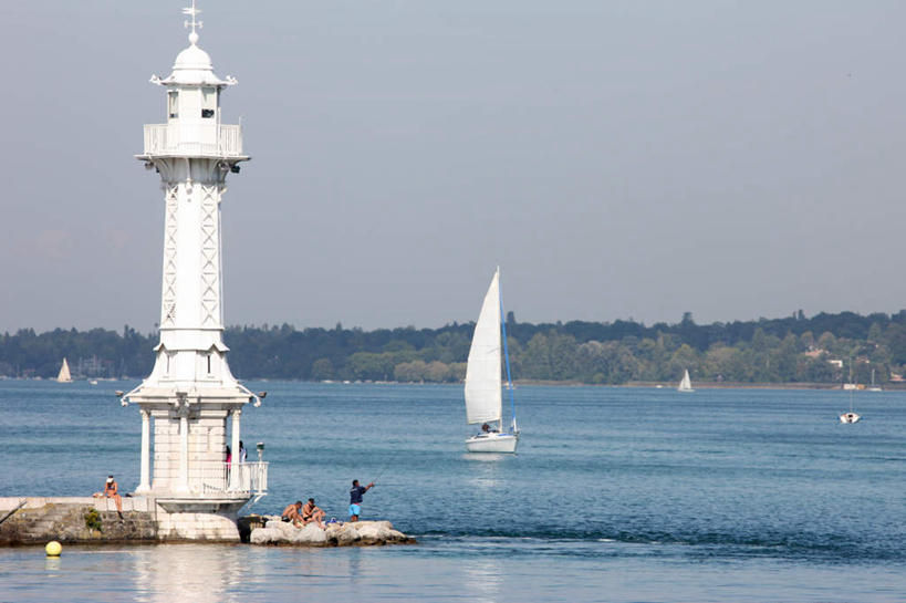 帆船,西方人,一个人,站,横图,室外,白天,正面,旅游,度假,湖,湖泊,美景,水,道路,船,法国,瑞士,欧洲,欧洲人,仅一个男性,仅一个人,仅一个中年男性,阴影,服装,光线,信息,影子,湖面,景观,水流,水面,灯塔,交通,注视,休闲装,方向,娱乐,莱蒙湖,衣服,蓝色,蓝天,天空,阳光,自然,交通工具,湖水,天,观察,看,站着,享受,休闲,休闲服,景色,放松,服饰,晴朗,观看,引导,指引,察看,关注,自然风光,载具,万里无云,法兰西共和国,法兰西第五共和国,日内瓦湖,瑞士联邦,航标,莱芒湖,男人,男性,中年男性,白种人,晴空,晴空万里,站立,彩图,全身,导航