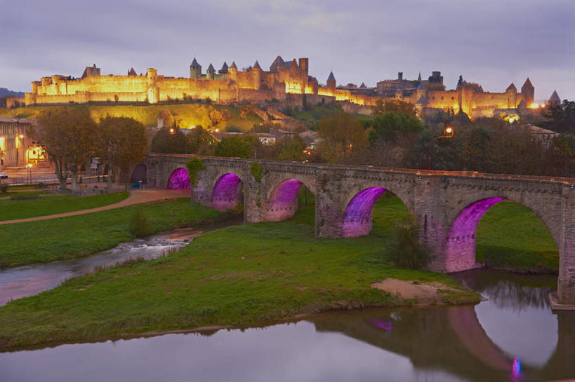 无人,横图,室外,白天,正面,旅游,度假,河流,石头,名胜古迹,日落,水,标志建筑,地标,建筑,法国,欧洲,阴影,遗迹,光线,石子,影子,堡垒,城堡,河水,水流,晚霞,霞光,落日,桥,古迹,文物,娱乐,建设,古建筑,石桥,拱桥,栈桥,阳光,黄昏,享受,休闲,旅游胜地,彩霞,放松,拱形,人行桥,石拱桥,要塞,古文明,法兰西共和国,卡尔卡松,首府,法兰西第五共和国,夕照,朗格多克.鲁西永,朗格多克.鲁西永大区,设防,奥德省,石块,夕阳,彩图,斜阳