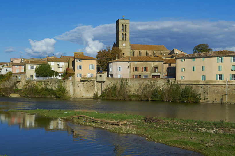 无人,横图,室外,白天,正面,旅游,度假,草地,草坪,湖,湖泊,名胜古迹,水,植物,标志建筑,地标,建筑,法国,欧洲,阴影,遗迹,光线,影子,堡垒,城堡,湖面,水流,水面,云,云朵,云彩,古迹,文物,娱乐,建设,古建筑,草,蓝色,绿色,白云,蓝天,天空,阳光,湖水,天,享受,休闲,旅游胜地,放松,晴朗,要塞,古文明,法兰西共和国,法兰西第五共和国,朗格多克.鲁西永,朗格多克.鲁西永大区,设防,奥德省,晴空,彩图