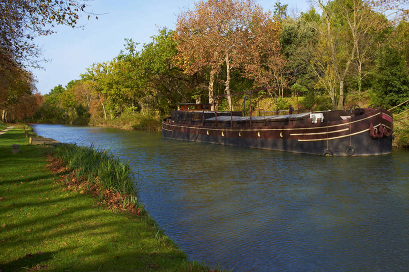 无人,横图,室外,白天,正面,旅游,度假,草地,草坪,河流,美景,树林,水,植物,轮船,船,法国,欧洲,一艘,阴影,光线,影子,河水,景观,水流,娱乐,草,树,树木,蓝色,绿色,蓝天,天空,阳光,自然,交通工具,天,享受,休闲,景色,放松,生长,晴朗,成长,自然风光,载具,万里无云,法兰西共和国,法兰西第五共和国,朗格多克.鲁西永,朗格多克.鲁西永大区,奥德省,晴空,晴空万里,彩图