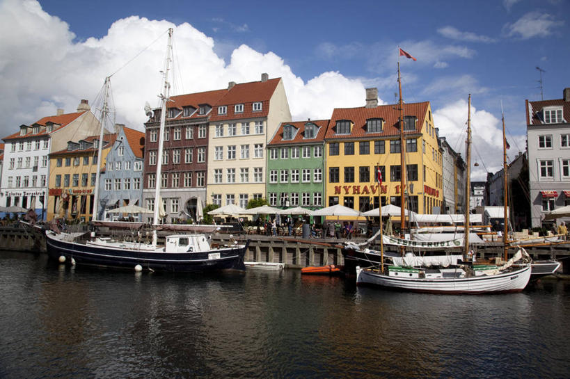 帆船,无人,家,码头,横图,室外,白天,正面,度假,河流,美景,水,城市风光,城市,港口,船,丹麦,欧洲,许多,阴影,光线,影子,房屋,屋子,河水,景观,水流,云,云朵,公寓,首都,云彩,娱乐,洋房,楼房,住宅,蓝色,白云,蓝天,天空,阳光,交通工具,天,享受,休闲,景色,放松,晴朗,载具,北欧,丹麦王国,哥本哈根,西兰岛,新港,晴空,彩图,房子,摆渡口,埠头,渡口,渡头,港湾,海港,货运码头,口岸,商港