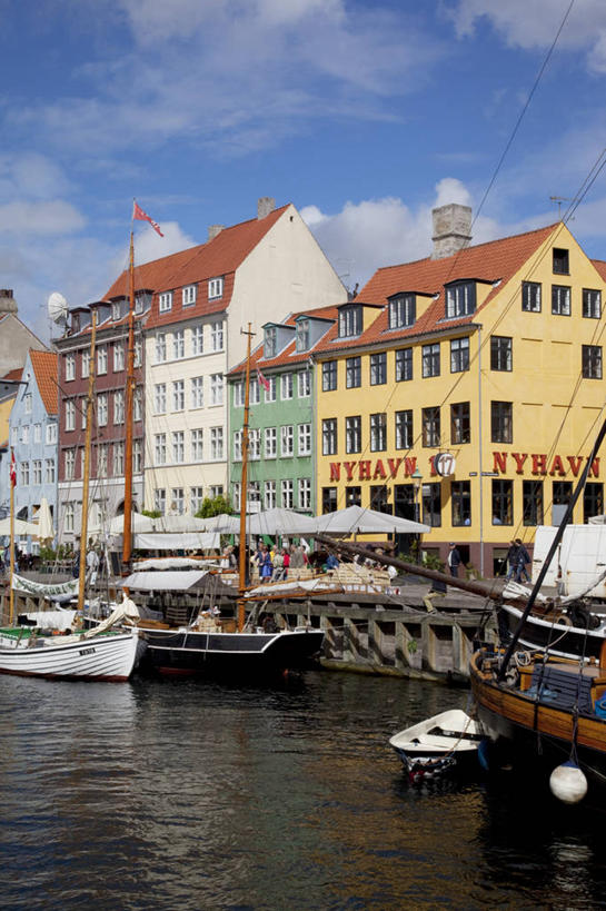 帆船,无人,家,码头,竖图,室外,白天,正面,度假,河流,石头,美景,水,城市风光,城市,港口,船,丹麦,欧洲,许多,阴影,光线,石子,影子,房屋,屋子,河水,景观,水流,云,云朵,公寓,桥,首都,云彩,娱乐,石桥,洋房,楼房,拱桥,住宅,栈桥,蓝色,白云,蓝天,天空,阳光,交通工具,天,享受,休闲,景色,放松,拱形,晴朗,人行桥,石拱桥,载具,北欧,丹麦王国,哥本哈根,西兰岛,新港,石块,晴空,彩图,房子,摆渡口,埠头,渡口,渡头,港湾,海港,货运码头,口岸,商港