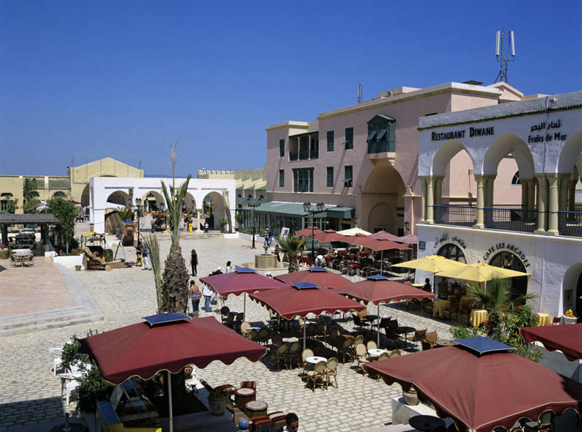 西方人,餐厅,家,站,坐,说,横图,俯视,室外,白天,度假,讨论,美景,植物,餐桌,桌子,城市风光,城市,棕榈树,叶子,椅子,欧洲,非洲,突尼斯,黑人,欧洲人,行人,游客,游人,阴影,服装,光线,伞,影子,雨伞,遮阳伞,房屋,屋子,景观,云,云朵,公寓,绿叶,许多人,云彩,注视,休闲装,娱乐,阳伞,洋房,楼房,路人,旅客,住宅,树,树木,衣服,蓝色,绿色,白云,蓝天,天空,阳光,自然,天,观察,看,站着,一群人,享受,休闲,休闲服,嫩叶,景色,放松,服饰,生长,晴朗,成长,餐台,观看,察看,关注,北非,棕榈叶,阿非利加洲,突尼斯共和国,过客,哈马马特,交流,男人,男性,女人,女性,中年男性,中年女性,非洲人,叶,叶片,晴空,沟通,讲话,交谈,商讨,说话,谈话,站立,坐着,彩图,高角度拍摄,全身,房子,餐馆,饭店,饭馆