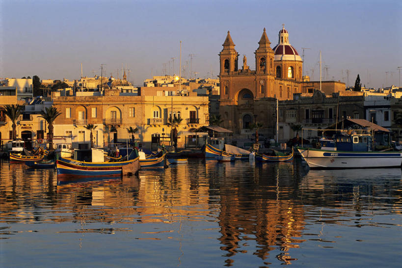 无人,家,码头,横图,室外,白天,正面,度假,河流,美景,日落,水,植物,城市风光,城市,港口,轮船,船,欧洲,马耳他,许多,停靠,阴影,波纹,光线,影子,房屋,屋子,河水,景观,水流,晚霞,霞光,落日,涟漪,娱乐,楼房,住宅,树,树木,排列,绿色,倒影,水纹,阳光,自然,黄昏,交通工具,波浪,享受,休闲,景色,彩霞,放松,生长,成长,倒映,停泊,载具,水晕,摆列,夕照,反照,马耳他共和国,马尔萨什洛克港,夕阳,彩图,房子,摆渡口,埠头,渡口,渡头,港湾,海港,货运码头,口岸,商港,布列,分列,斜阳