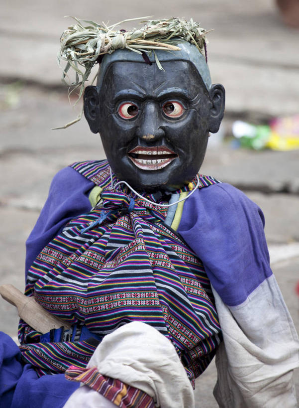 东方人,竖图,室外,特写,白天,正面,民族服装,度假,美景,城市风光,城市,不丹,亚洲,阴影,朦胧,模糊,光线,面具,影子,景观,地面,黄种人,娱乐,阳光,享受,休闲,景色,放松,南亚,不丹王国,旺杜波德朗宗,亚洲人,半身,彩图,传统服装,民俗服