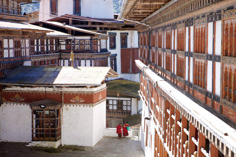 东方人,两个人,伙伴,朋友,和尚,寺庙,走,横图,室外,白天,正面,民族服装,度假,友谊,美景,城市风光,城市,不丹,亚洲,阴影,节日,光线,影子,景观,燃烧,注视,黄种人,文化,娱乐,阳光,香火,庙宇,观察,看,祈祷,享受,休闲,健康,景色,放松,许愿,宗教,信仰,观看,纪念,祈求,察看,关注,南亚,袈裟,首府,法衣,不丹王国,通萨,通萨宗,平安,友情,男人,男性,年轻男性,亚洲人,比丘,高僧,僧,僧侣,僧人,沙弥,修行僧,步行,散步,走路,彩图,全身,传统服装,民俗服,庙,寺