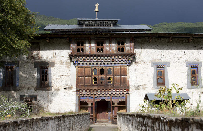 无人,宫殿,横图,室外,白天,正面,旅游,度假,名胜古迹,植物,标志建筑,道路,地标,建筑,路,不丹,亚洲,阴影,遗迹,光线,影子,堡垒,城堡,小路,交通,古迹,文物,娱乐,建设,古建筑,树,树木,蓝色,绿色,蓝天,天空,阳光,自然,天,享受,休闲,旅游胜地,放松,生长,晴朗,成长,要塞,南亚,古文明,万里无云,不丹王国,设防,布姆唐,晴空,晴空万里,彩图