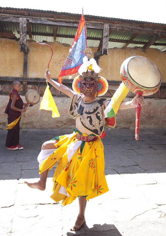 东方人,一个人,家,站,竖图,室外,白天,正面,民族服装,跳舞,旗帜,不丹,亚洲,仅一个男性,仅一个人,握,阴影,光线,面具,影子,房屋,屋子,草屋,鼓,乐器,拿,拿着,注视,黄种人,旗子,住宅,仅一个年轻男性,阳光,茅草屋,观察,看,站着,握着,观看,察看,关注,南亚,舞姿,旌旗,旗号,不丹王国,布姆唐,男人,男性,年轻男性,亚洲人,站立,彩图,全身,传统服装,民俗服,舞蹈,房子,茅舍,茅屋,小屋