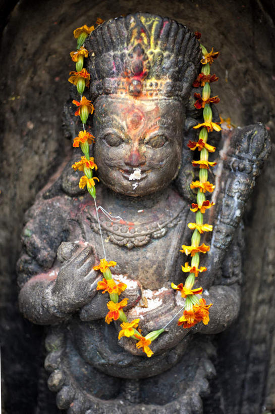 东方人,一个人,无人,站,竖图,室外,白天,正面,民族服装,旅游,度假,名胜古迹,标志建筑,地标,建筑,雕塑,尼泊尔,亚洲,仅一个男性,仅一个人,握,阴影,遗迹,艺术,装饰,盛开,光线,雕刻,雕像,花环,影子,首都,拿,花蕾,拿着,注视,黄种人,古迹,文物,娱乐,建设,古建筑,石雕,花,花瓣,花朵,鲜花,仅一个年轻男性,阳光,工艺品,花苞,花蕊,观察,看,站着,享受,休闲,旅游胜地,放松,握着,观看,纪念,美术,察看,关注,主题,南亚,陈列,古文明,加德满都,尼泊尔王国,加都,斯瓦扬布寺,功能,美学,斯瓦扬布山,德满都,斯瓦扬布佛院,斯瓦扬布纳特寺,四眼天神庙,男人,男性,年轻男性,亚洲人,站立,半身,彩图,传统服装,民俗服