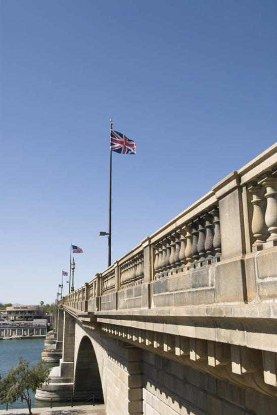 无人,竖图,室外,白天,仰视,旅游,度假,河流,石头,名胜古迹,水,标志建筑,地标,建筑,旗帜,国旗,英国,欧洲,美国,阴影,遗迹,光线,石子,影子,河水,水流,桥,古迹,文物,娱乐,建设,古建筑,石桥,拱桥,栈桥,蓝色,蓝天,天空,阳光,天,享受,休闲,旅游胜地,放松,拱形,晴朗,人行桥,石拱桥,亚利桑那,北美,北美洲,西欧,美洲,大不列颠,古文明,亚利桑那州,大不列颠及北爱尔兰联合王国,万里无云,大峡谷之州,北亚美利加洲,亚美利加洲,大不列颠联合王国,日不落英帝国,旗,石块,晴空,晴空万里,彩图,低角度拍摄,伦敦桥