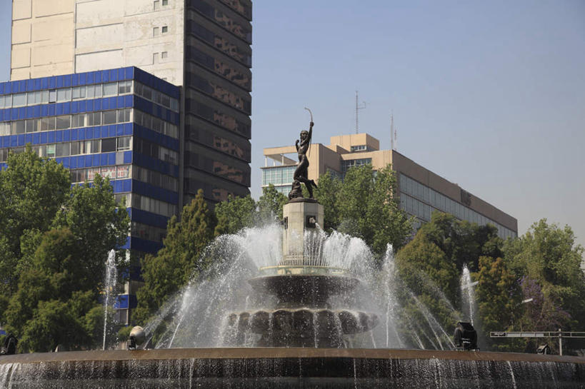 西方人,一个人,无人,高楼大厦,站,举,横图,室外,白天,仰视,度假,美景,植物,城市风光,城市,大厦,建筑,摩天大楼,喷泉,雕塑,墨西哥,欧洲,欧洲人,仅一个年轻女性,仅一个女性,仅一个人,握,阴影,艺术,装饰,光线,雕刻,雕像,弓箭,影子,景观,首都,拿,拿着,注视,文化,娱乐,裸露,树,树木,蓝色,绿色,蓝天,天空,阳光,自然,工艺品,天,观察,看,品味,托,站着,享受,休闲,景色,放松,握着,生长,晴朗,成长,观看,纪念,美术,察看,北美,北美洲,关注,主题,美洲,裸,水景,陈列,万里无云,墨西哥城,功能,美学,北亚美利加洲,亚美利加洲,美观,墨西哥合众国,仙人掌王国,联邦区,漆雕,改革大道,年轻女性,女人,女性,白种人,设计,晴空,晴空万里,举起,举手,举着,向上举,向上伸,向上托,站立,彩图,低角度拍摄,全身,大楼,高层建筑,高楼,摩天楼