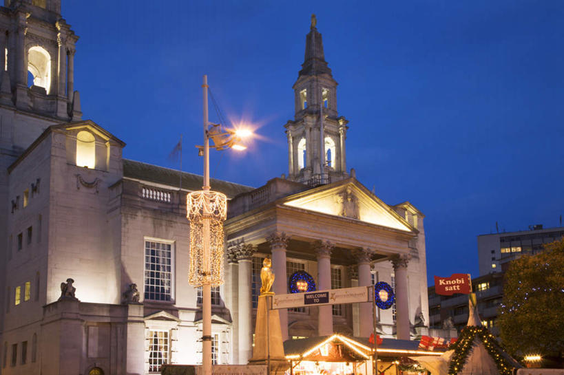 无人,家,横图,室外,夜晚,仰视,度假,美景,植物,城市风光,城市,英国,欧洲,圣诞节,阴影,节日,庆祝,光线,影子,房屋,屋子,景观,灯光,文化,娱乐,楼房,英格兰,住宅,树,树木,绿色,自然,庆典,享受,休闲,景色,放松,生长,成长,纪念,西欧,大不列颠,大不列颠及北爱尔兰联合王国,大不列颠联合王国,日不落英帝国,英吉利,利兹,利兹市,西约克郡,彩图,低角度拍摄,房子