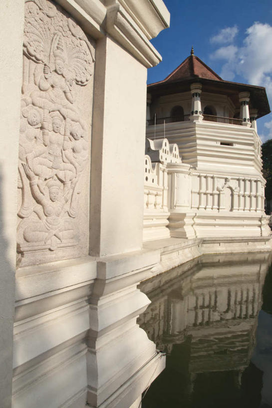 无人,寺庙,竖图,室外,白天,正面,旅游,度假,河流,水,标志建筑,地标,建筑,斯里兰卡,亚洲,阴影,节日,光线,影子,河水,水流,云,云朵,燃烧,云彩,文化,娱乐,建设,蓝色,白云,蓝天,天空,阳光,香火,庙宇,天,祈祷,享受,休闲,健康,旅游胜地,放松,许愿,宗教,信仰,晴朗,纪念,祈求,南亚,斯里兰卡民主社会主义共和国,佛牙寺,康提,康提古城,马哈努沃勒,达拉达.马利戛瓦,平安,晴空,彩图,庙,寺