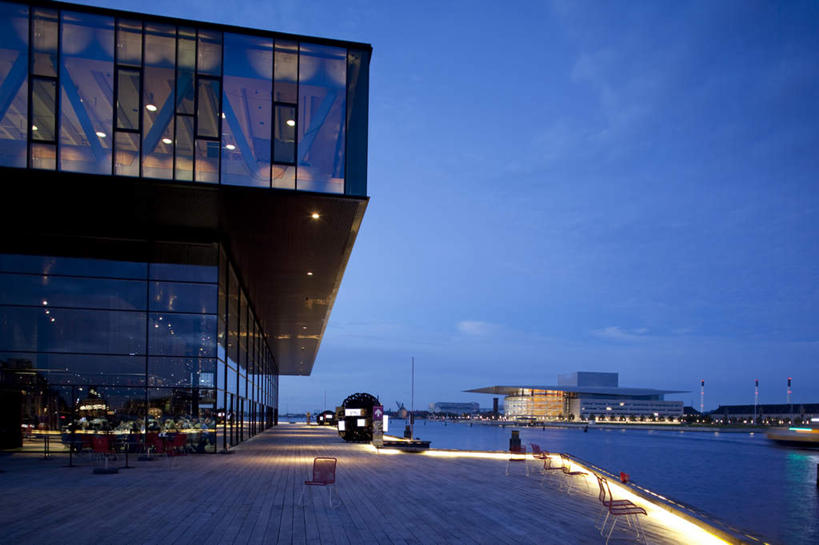 无人,栏杆,横图,室外,夜晚,仰视,旅游,度假,河流,水,标志建筑,地标,建筑,照明,丹麦,欧洲,阴影,光线,影子,河水,水流,围栏,灯光,首都,娱乐,建设,护栏,灯,灯具,落地灯,享受,休闲,旅游胜地,放松,照亮,照明设备,北欧,丹麦王国,哥本哈根歌剧院,哥本哈根,西兰岛,彩图,低角度拍摄