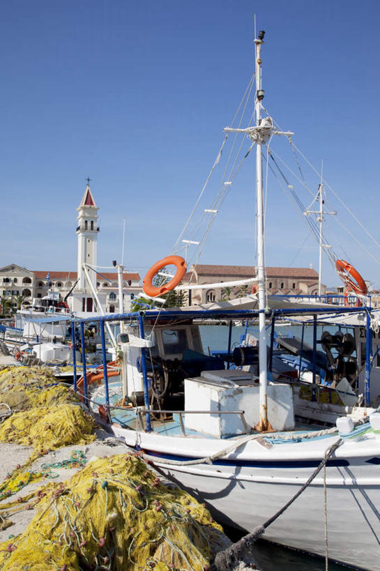 无人,码头,竖图,室外,白天,正面,度假,美景,城市风光,城市,港口,轮船,船,希腊,欧洲,停靠,阴影,光线,影子,景观,娱乐,蓝色,蓝天,天空,阳光,交通工具,天,享受,休闲,景色,放松,晴朗,停泊,载具,希腊共和国,万里无云,爱奥尼亚群岛,伊奥尼亚群岛,扎金索斯,扎金索斯岛,晴空,晴空万里,彩图,摆渡口,埠头,渡口,渡头,港湾,海港,货运码头,口岸,商港