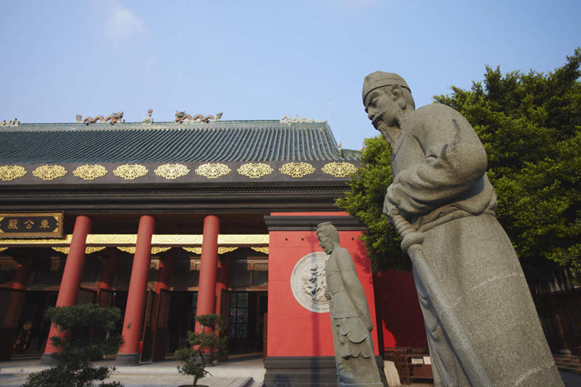 东方人,无人,两个人,寺庙,站,横图,室外,白天,仰视,民族服装,旅游,度假,名胜古迹,植物,门,标志建筑,地标,建筑,雕塑,香港,中国,亚洲,阴影,节日,遗迹,艺术,装饰,光线,雕刻,雕像,影子,云,云朵,燃烧,云彩,注视,黄种人,古迹,文化,文物,娱乐,建设,古建筑,石雕,树,树木,蓝色,绿色,白云,蓝天,天空,阳光,自然,香火,工艺品,门框,庙宇,天,观察,看,祈祷,站着,享受,休闲,健康,旅游胜地,放松,许愿,宗教,信仰,生长,晴朗,成长,观看,纪念,祈求,美术,港,察看,关注,主题,陈列,古文明,东亚,新界,香港特别行政区,港澳台,中华人民共和国,功能,美学,车公庙,平安,男人,男性,年轻男性,亚洲人,晴空,站立,半身,彩图,低角度拍摄,传统服装,民俗服,庙,寺