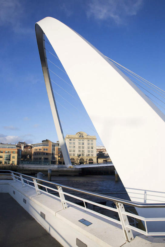 无人,家,栏杆,竖图,室外,白天,正面,旅游,度假,标志建筑,地标,建筑,英国,欧洲,阴影,光线,影子,房屋,屋子,云,云朵,围栏,云彩,娱乐,建设,护栏,楼房,英格兰,住宅,蓝色,白云,蓝天,天空,阳光,天,享受,休闲,旅游胜地,放松,晴朗,西欧,大不列颠,大不列颠及北爱尔兰联合王国,大不列颠联合王国,日不落英帝国,英吉利,盖茨黑德,泰恩.威尔郡,晴空,彩图,房子