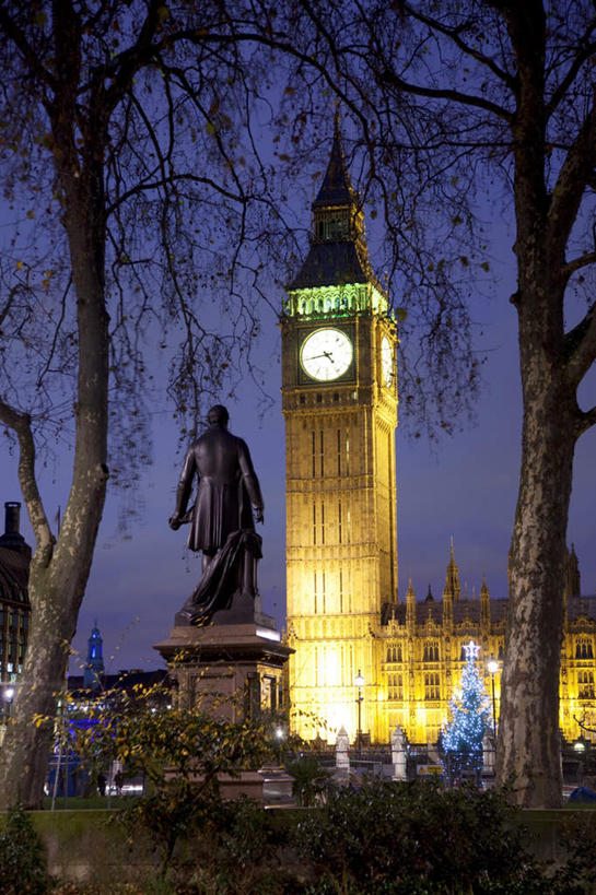 无人,竖图,室外,夜晚,仰视,度假,美景,城市风光,城市,雕塑,英国,欧洲,伦敦,朦胧,模糊,艺术,装饰,时间,雕刻,雕像,时钟,景观,首都,计时,娱乐,工艺品,钟表,享受,休闲,表,景色,放松,纪念,美术,西欧,主题,大不列颠,陈列,威斯敏斯特市,大不列颠及北爱尔兰联合王国,功能,美学,塔钟,大不列颠联合王国,日不落英帝国,雾都,钟,彩图,低角度拍摄